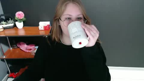 Snapshot of cute_minx chatting on 12/12/24, 07:41 Veronica online show from 12/12/24, 07:41