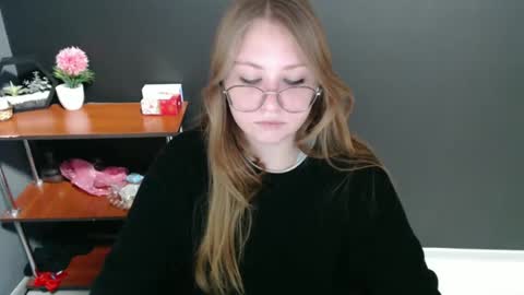 Snapshot of cute_minx chatting on 12/12/24, 10:45 Veronica online show from 12/12/24, 10:45