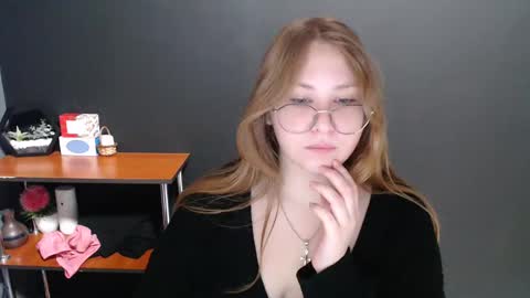 Snapshot of cute_minx chatting on 01/07/25, 08:03 Veronica online show from 01/07/25, 08:03