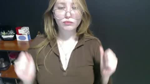 Snapshot of cute_minx chatting on 01/17/25, 10:44 Veronica online show from 01/17/25, 10:44