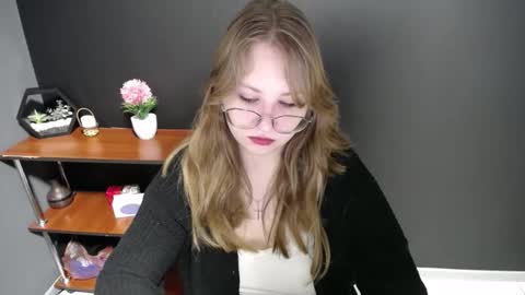 Snapshot of cute_minx chatting on 02/14/25, 07:38 Veronica online show from 02/14/25, 07:38