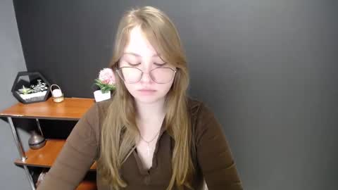 Snapshot of cute_minx chatting on 02/19/25, 07:28 Veronica online show from 02/19/25, 07:28