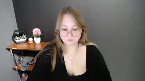 Snapshot of cute_minx chatting on 02/21/25, 11:11 Veronica online show from 02/21/25, 11:11