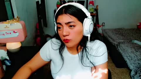 Snapshot of cuteambervi chatting on 01/23/25, 07:29 Princess Amber online show from 01/23/25, 07:29