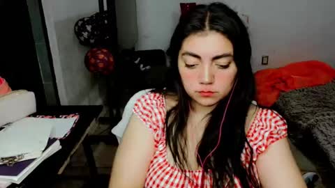 Snapshot of cuteambervi chatting on 10/26/25, 01:11 Princess Amber online show from 10/26/25, 01:11