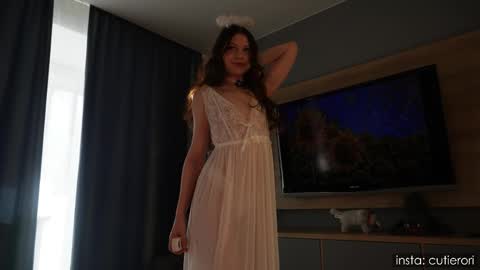 Rori  Instagram cutierori  online show from 09/18/25, 04:14