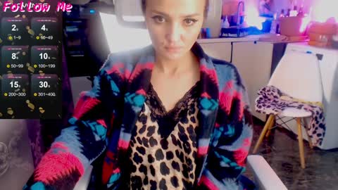 Snapshot of daddymoongirl chatting on 12/21/24, 08:07 Tracey and Eve purple online show from 12/21/24, 08:07