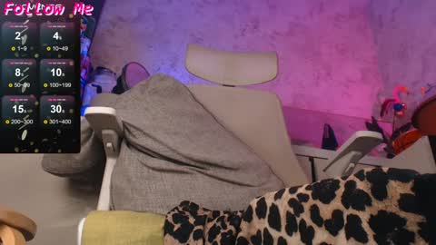 Snapshot of daddymoongirl chatting on 12/31/24, 09:31 Tracey and Eve purple online show from 12/31/24, 09:31