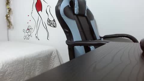 Snapshot of dafnnee_ross chatting on 12/27/24, 12:12 DAFNNE online show from 12/27/24, 12:12