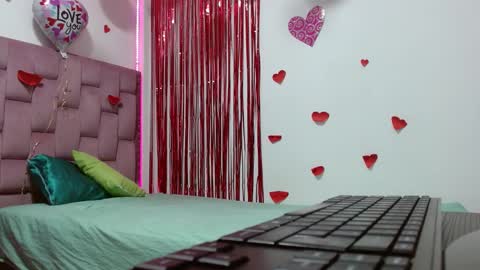 Snapshot of dafnnee_ross chatting on 02/24/25, 12:05 DAFNNE online show from 02/24/25, 12:05