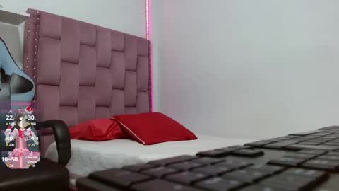 Snapshot of dafnnee_ross chatting on 03/05/25, 12:11 DAFNNE online show from 03/05/25, 12:11