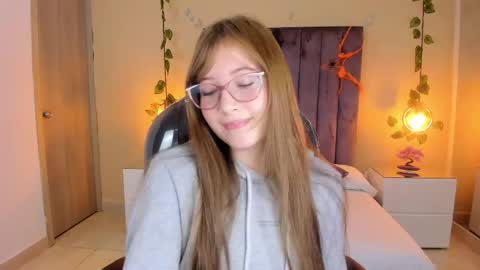 Snapshot of dahlia_rousse chatting on 10/16/25, 12:00 Dahlia online show from 10/16/25, 12:00