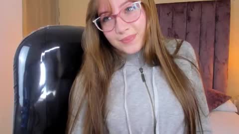 Snapshot of dahlia_rousse chatting on 10/27/25, 09:30 Dahlia online show from 10/27/25, 09:30