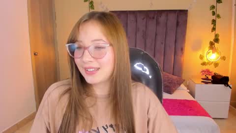 Snapshot of dahlia_rousse chatting on 11/08/25, 01:39 Dahlia online show from 11/08/25, 01:39