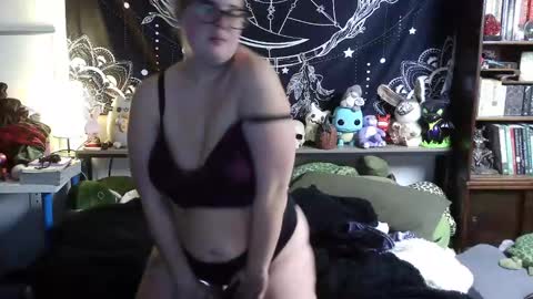 Dahlia online show from 10/22/25, 01:50