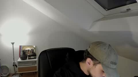 Snapshot of daimon_hall chatting on 10/28/25, 01:20 Daimon online show from 10/28/25, 01:20