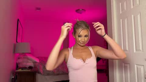 Snapshot of daisyy888 chatting on 10/31/25, 12:00 daisy online show from 10/31/25, 12:00