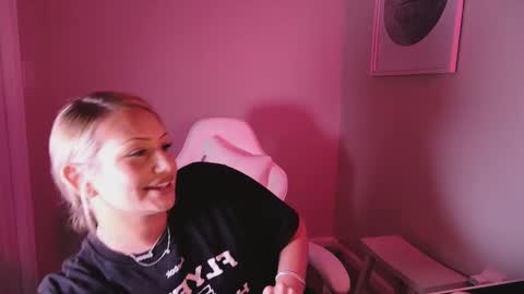 Snapshot of daisyy888 chatting on 11/19/25, 01:27 daisy online show from 11/19/25, 01:27