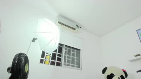 Snapshot of dalia_2 chatting on 09/28/25, 01:33 Ren online show from 09/28/25, 01:33