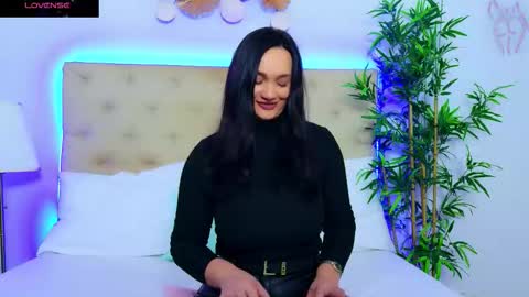 daliyaa_ online show from 11/10/25, 01:10