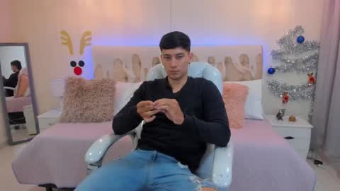 Snapshot of damian23_ chatting on 12/17/24, 12:33 DAMIAN online show from 12/17/24, 12:33