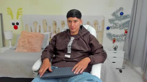 Snapshot of damian23_ chatting on 01/02/25, 12:57 DAMIAN online show from 01/02/25, 12:57