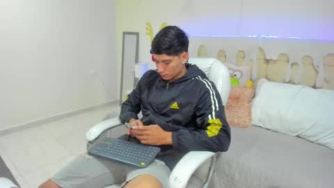 Snapshot of damian23_ chatting on 01/07/25, 12:20 DAMIAN online show from 01/07/25, 12:20