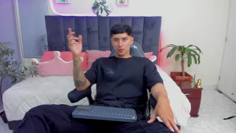 Snapshot of damian23_ chatting on 01/12/25, 03:57 DAMIAN online show from 01/12/25, 03:57