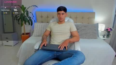 Snapshot of damian23_ chatting on 01/22/25, 12:27 DAMIAN online show from 01/22/25, 12:27