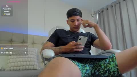 Snapshot of damian23_ chatting on 02/04/25, 03:36 DAMIAN online show from 02/04/25, 03:36