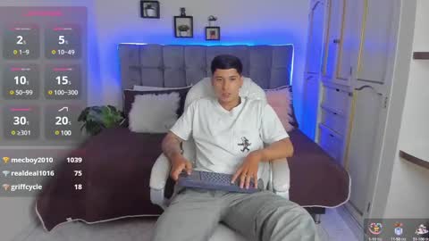 Snapshot of damian23_ chatting on 02/08/25, 12:39 DAMIAN online show from 02/08/25, 12:39