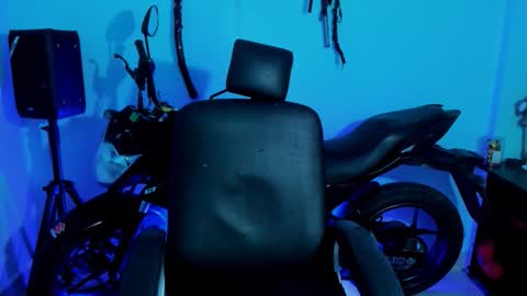 Snapshot of damian_torner chatting on 10/06/25, 08:01 Damian torner online show from 10/06/25, 08:01