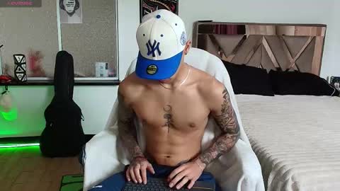 Snapshot of damon_333 chatting on 10/19/25, 06:08 Damon online show from 10/19/25, 06:08