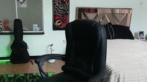 Snapshot of damon_333 chatting on 10/20/25, 08:09 Damon online show from 10/20/25, 08:09