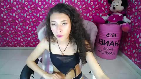 Snapshot of danatella_a chatting on 02/19/25, 09:03 Danatella online show from 02/19/25, 09:03