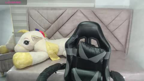 Snapshot of danatella_a chatting on 09/21/25, 01:35 Danatella online show from 09/21/25, 01:35