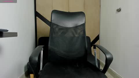 Snapshot of danielclarton chatting on 02/01/25, 11:37 DANIEL online show from 02/01/25, 11:37