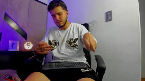 Snapshot of danielclarton chatting on 09/19/25, 02:35 DANIEL online show from 09/19/25, 02:35