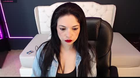 Snapshot of danielle_smithh chatting on 12/29/24, 03:22 Danielle Smith online show from 12/29/24, 03:22