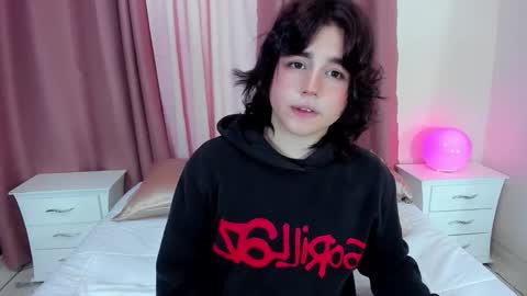 Snapshot of daniellesins2 chatting on 12/01/25, 12:43 Danielle online show from 12/01/25, 12:43