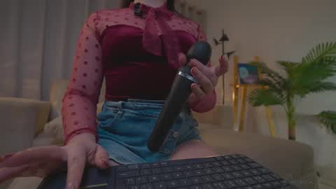 Snapshot of danii_xoxo chatting on 09/14/25, 12:32 online show from 09/14/25, 12:32