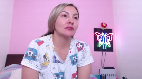 Snapshot of danika_bellaa chatting on 02/19/25, 02:23 K A R O L online show from 02/19/25, 02:23