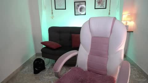 Snapshot of danna_rouse_ chatting on 10/23/25, 09:57 Danna online show from 10/23/25, 09:57