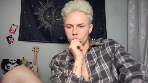 Snapshot of danny_love01 chatting on 10/19/25, 09:59 danny online show from 10/19/25, 09:59