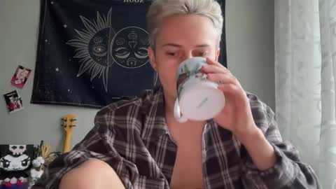 Snapshot of danny_love01 chatting on 11/03/25, 01:01 danny online show from 11/03/25, 01:01