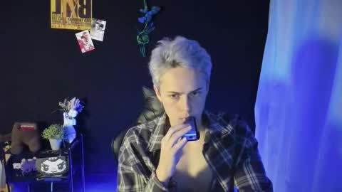 Snapshot of danny_love01 chatting on 11/14/25, 02:38 danny online show from 11/14/25, 02:38