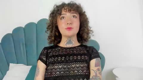 Snapshot of daphneblunt chatting on 10/23/25, 02:27 DaphneBlunt online show from 10/23/25, 02:27