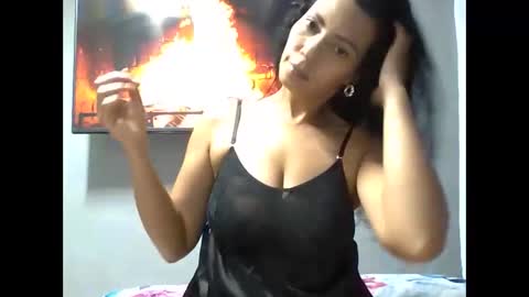 Snapshot of daphnerosses chatting on 10/16/25, 02:40 daphnerosses online show from 10/16/25, 02:40