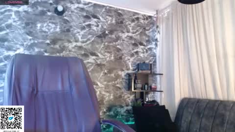 Snapshot of darkly_waxx chatting on 09/10/25, 06:08 New account. Help me reach 100 thumbs up online show from 09/10/25, 06:08