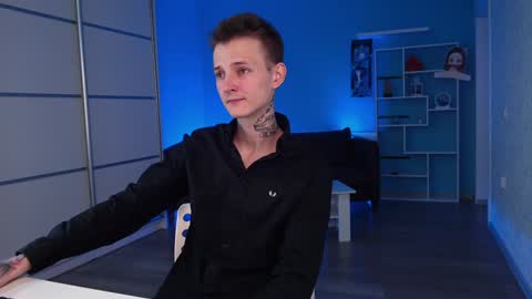 Snapshot of darling__oliver chatting on 12/19/24, 02:57 your lovely Oli online show from 12/19/24, 02:57